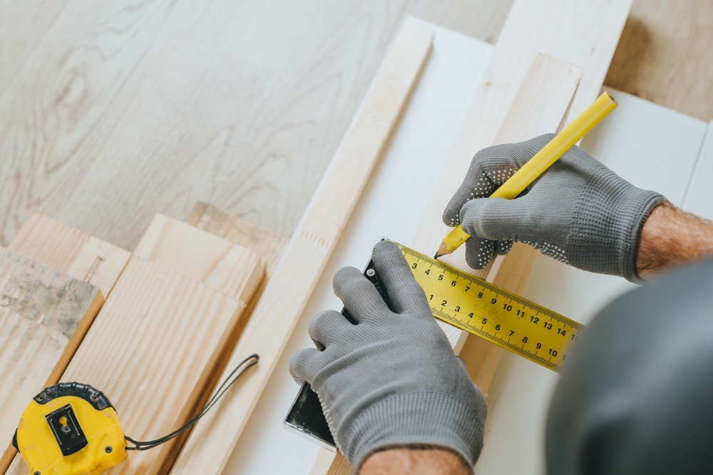 Close,Up,Of,Carpenter,Measuring,Wooden,Board.,Professional,Woodworker,Using