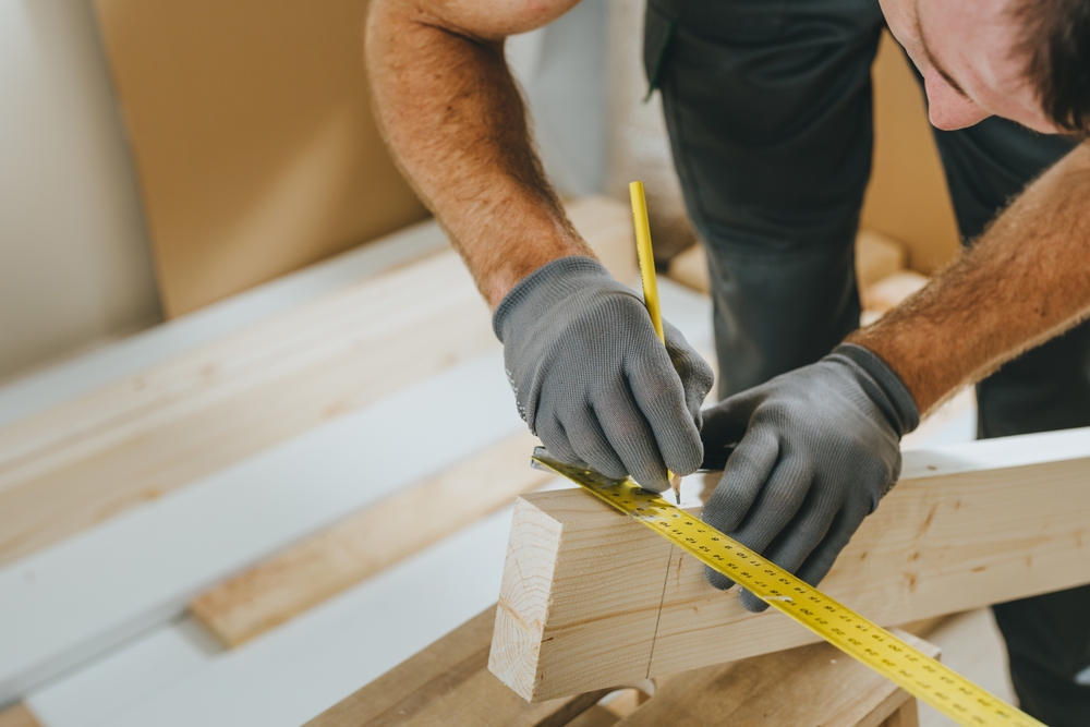 Close,Up,Of,Carpenter,Measuring,Wooden,Board.,Professional,Woodworker,Using